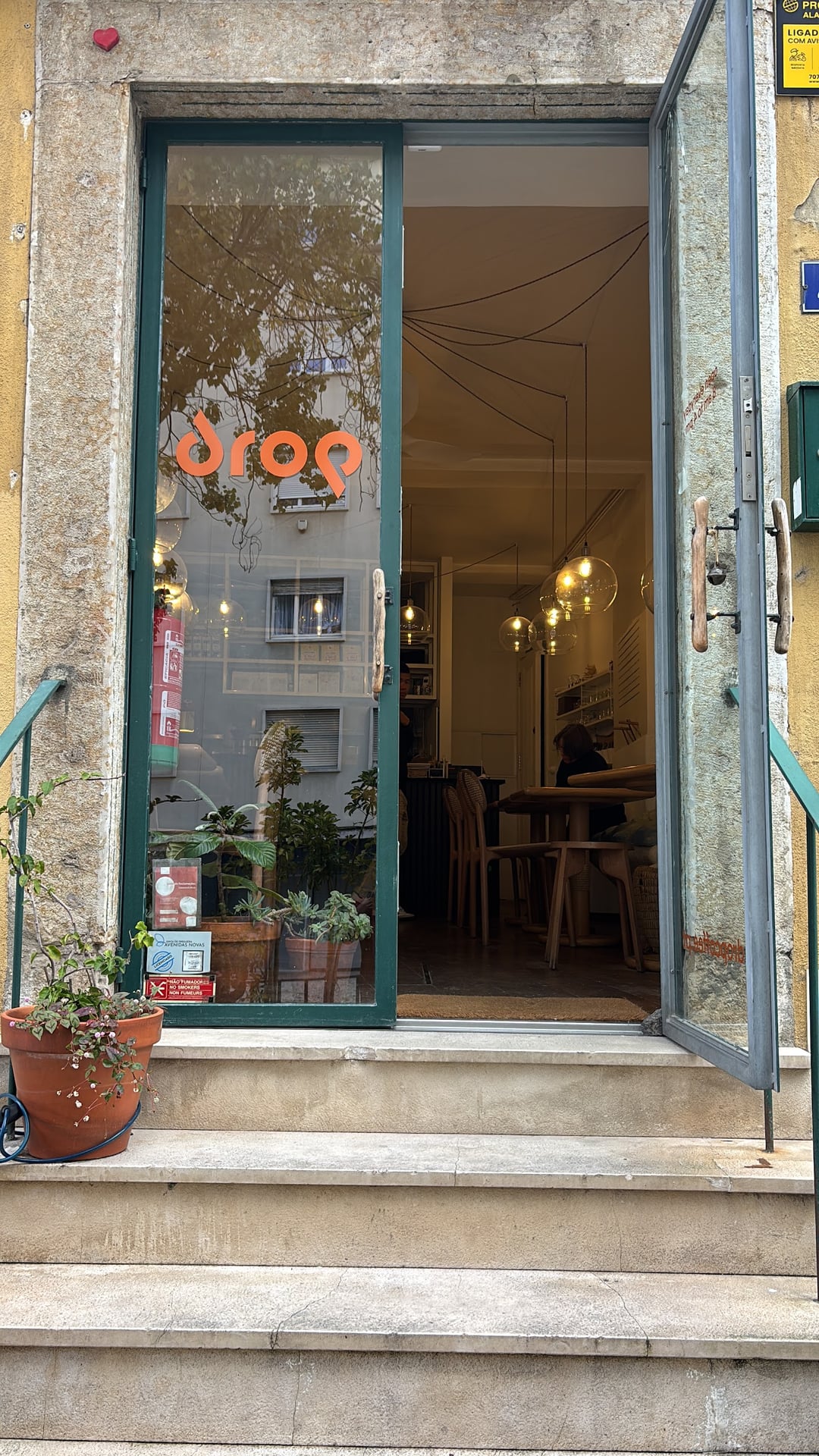 Drop. Specialty Coffee & Brunch interior