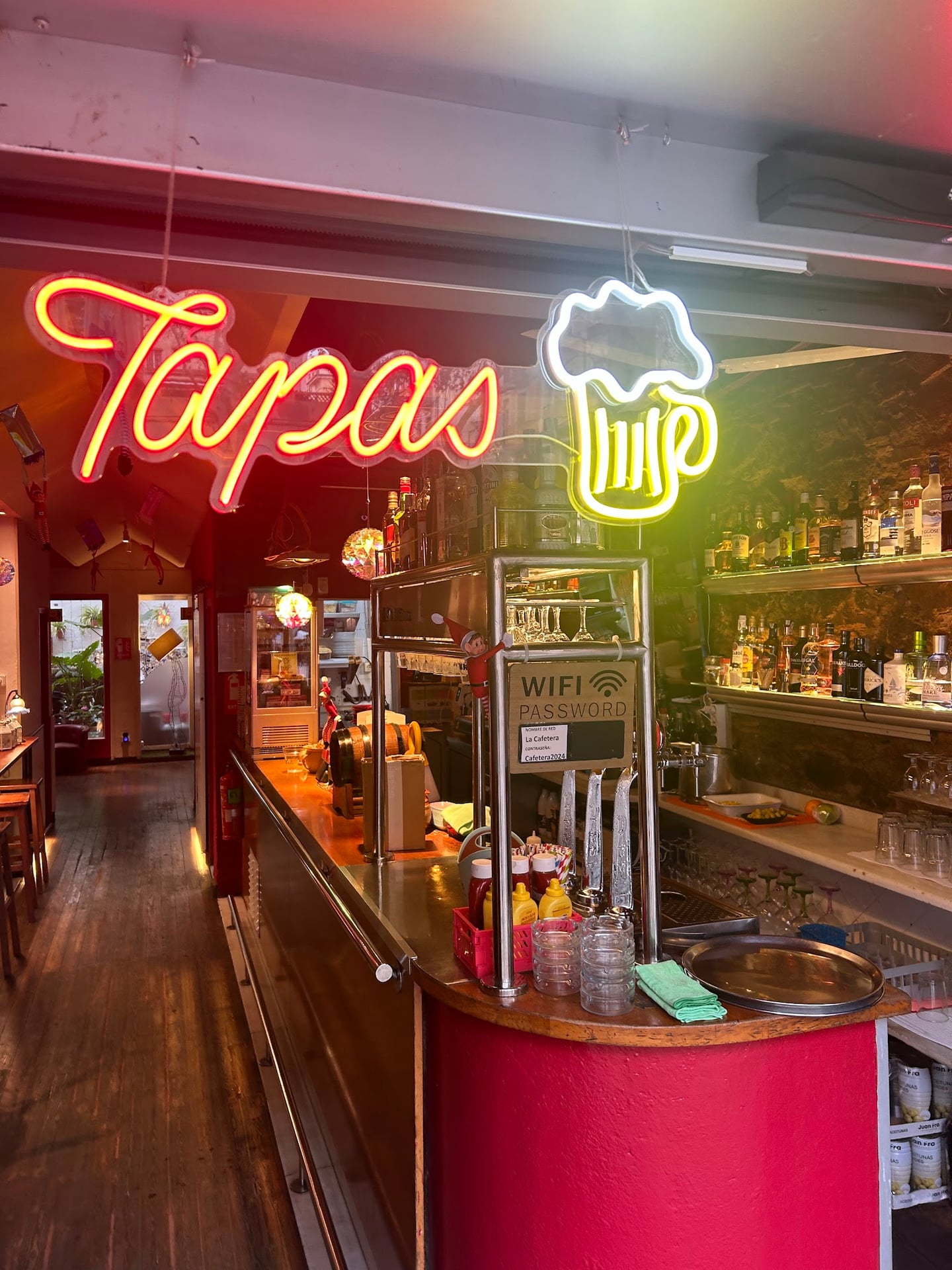 La Cafetera – Tapas, Cervezas & Terraza interior