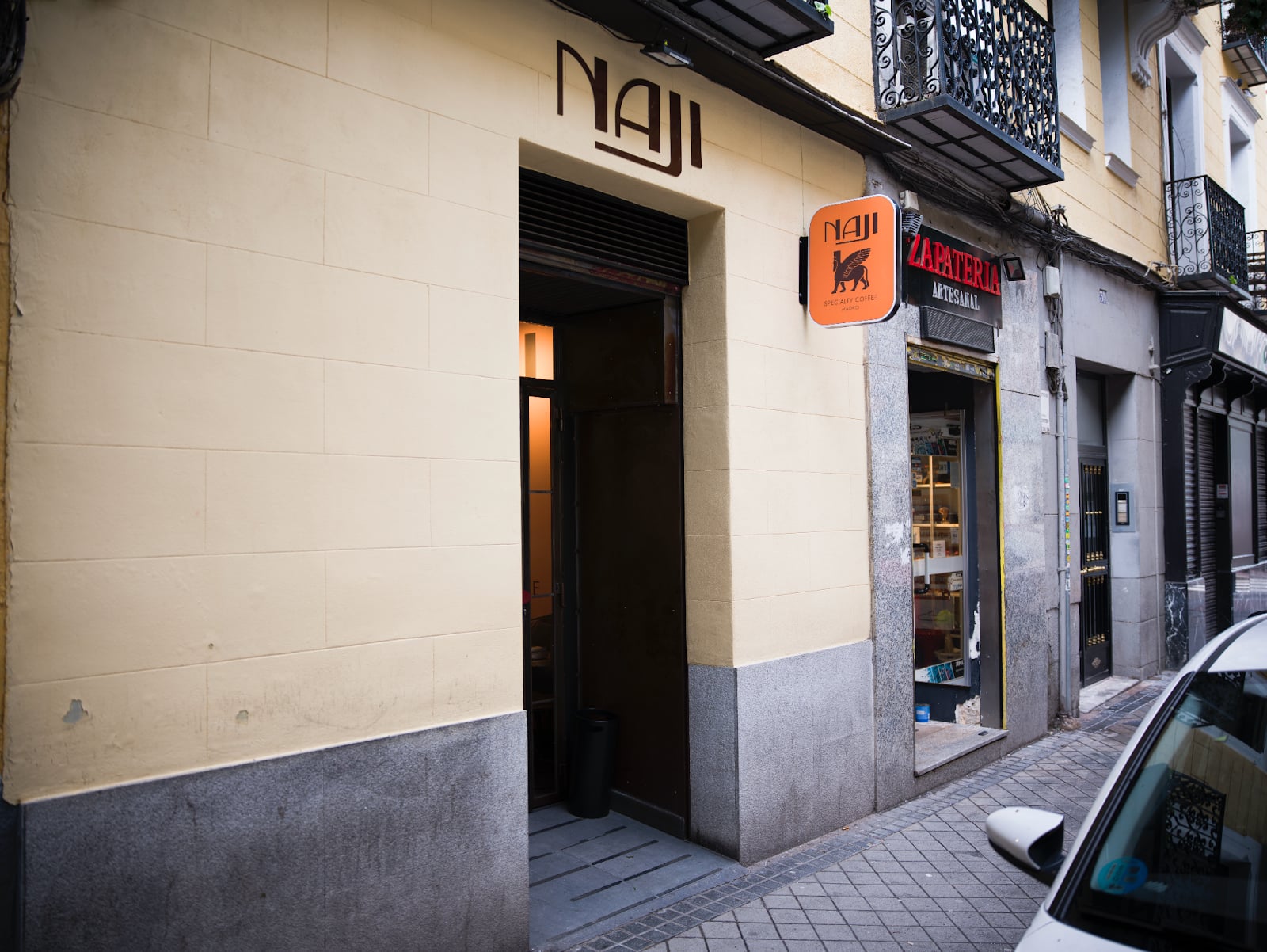 NAJI SPECIALTY COFFEE interior