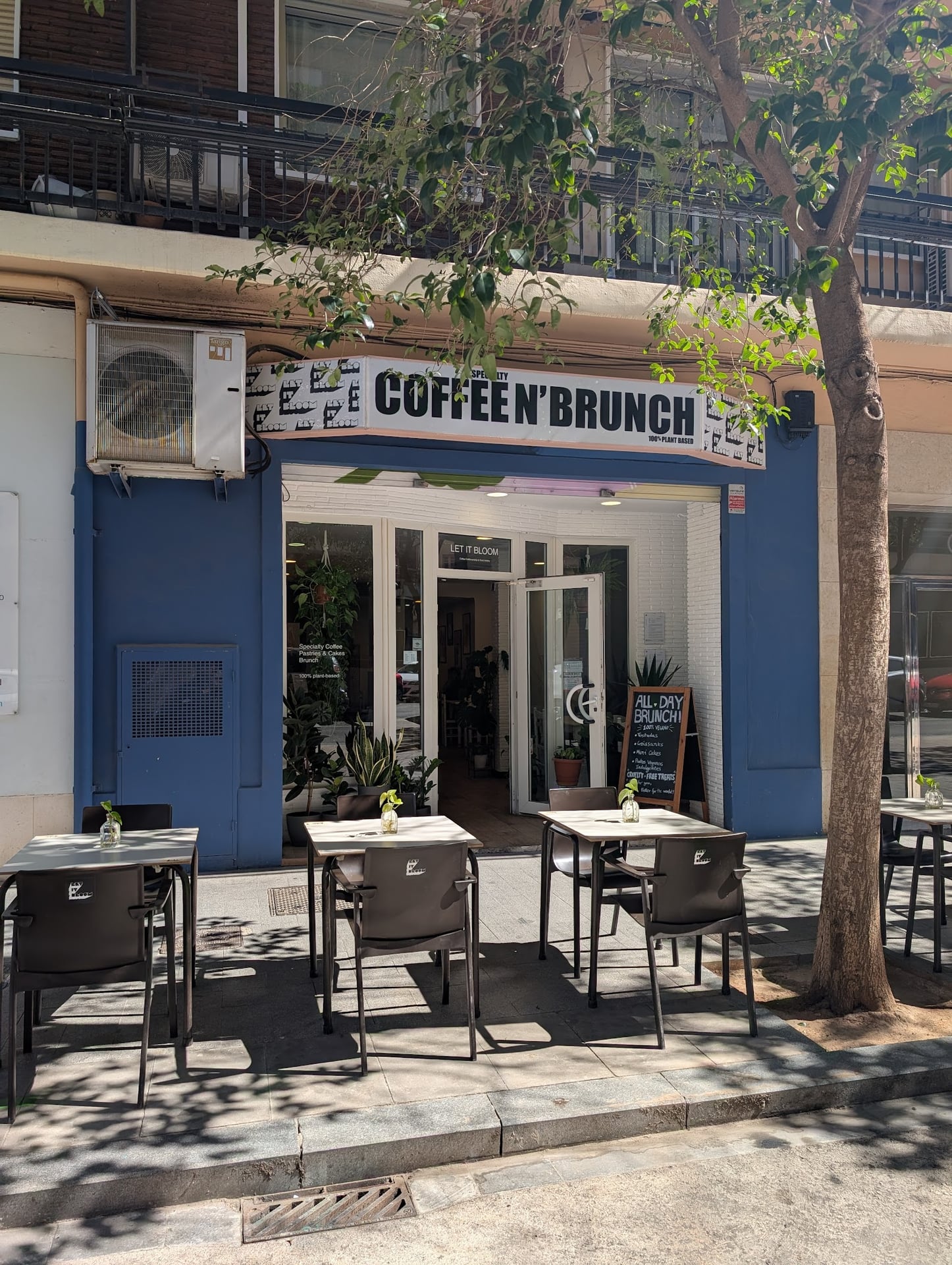 LET IT BLOOM - Specialty Coffee n' Brunch interior