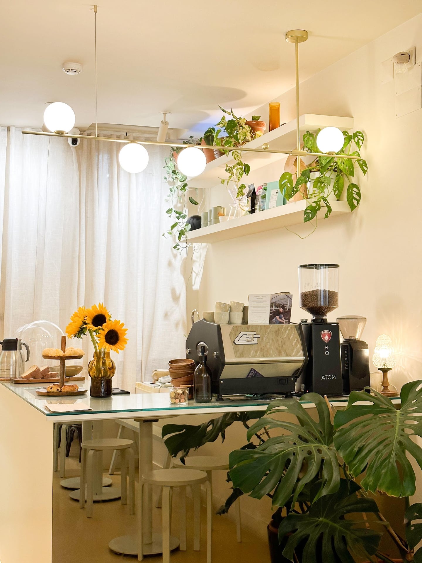 Calmô Café interior
