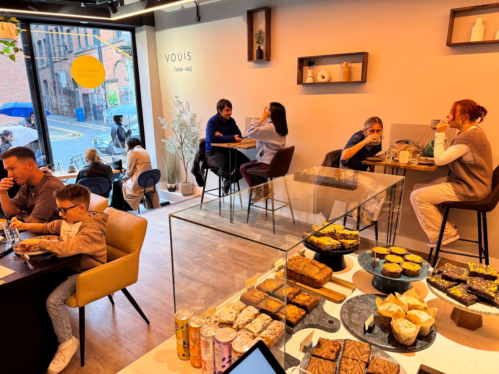 HAMPTON & VOÚIS (NQ) interior