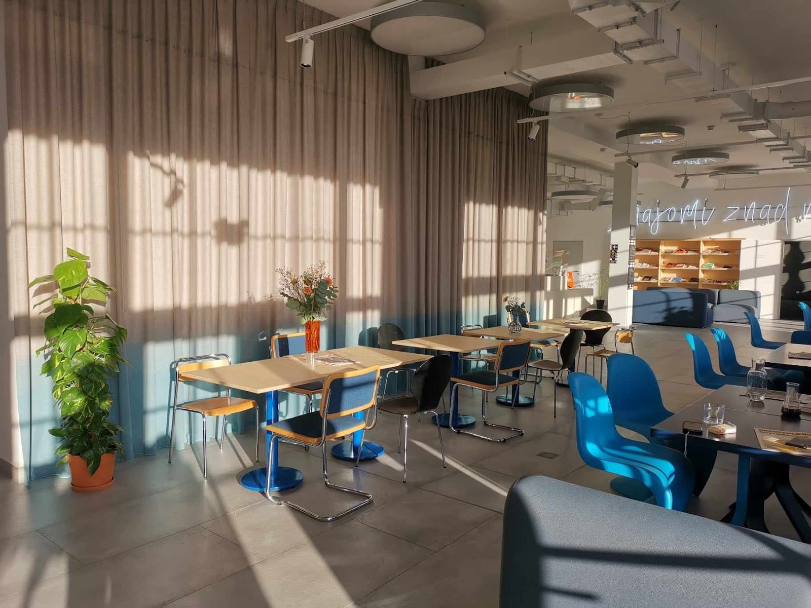 kompozyt cafe interior