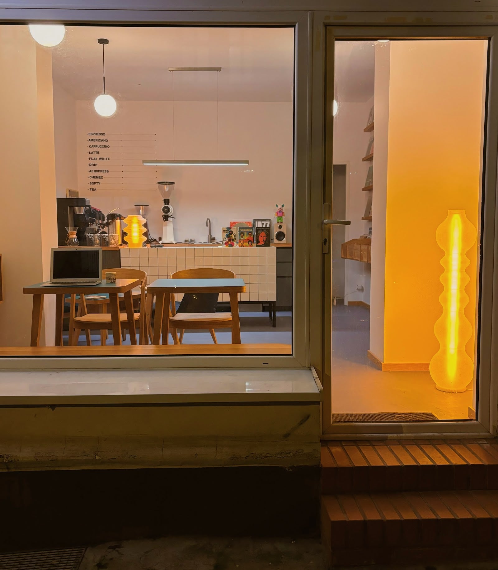 Łoki Toki Vinyl & Coffee interior