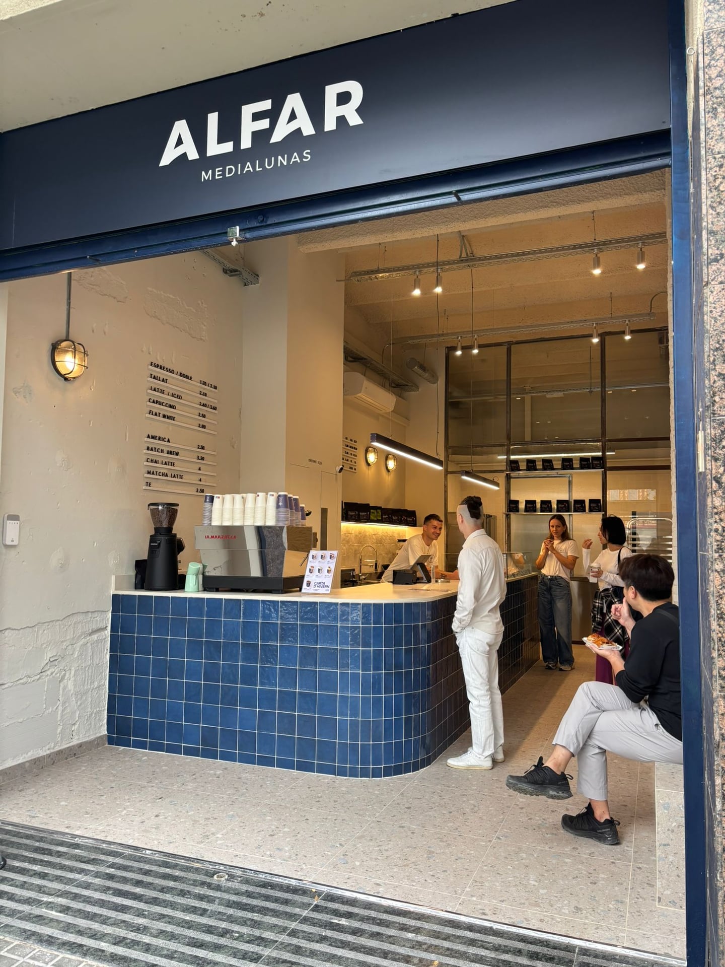 ALFAR Medialunas & Café interior