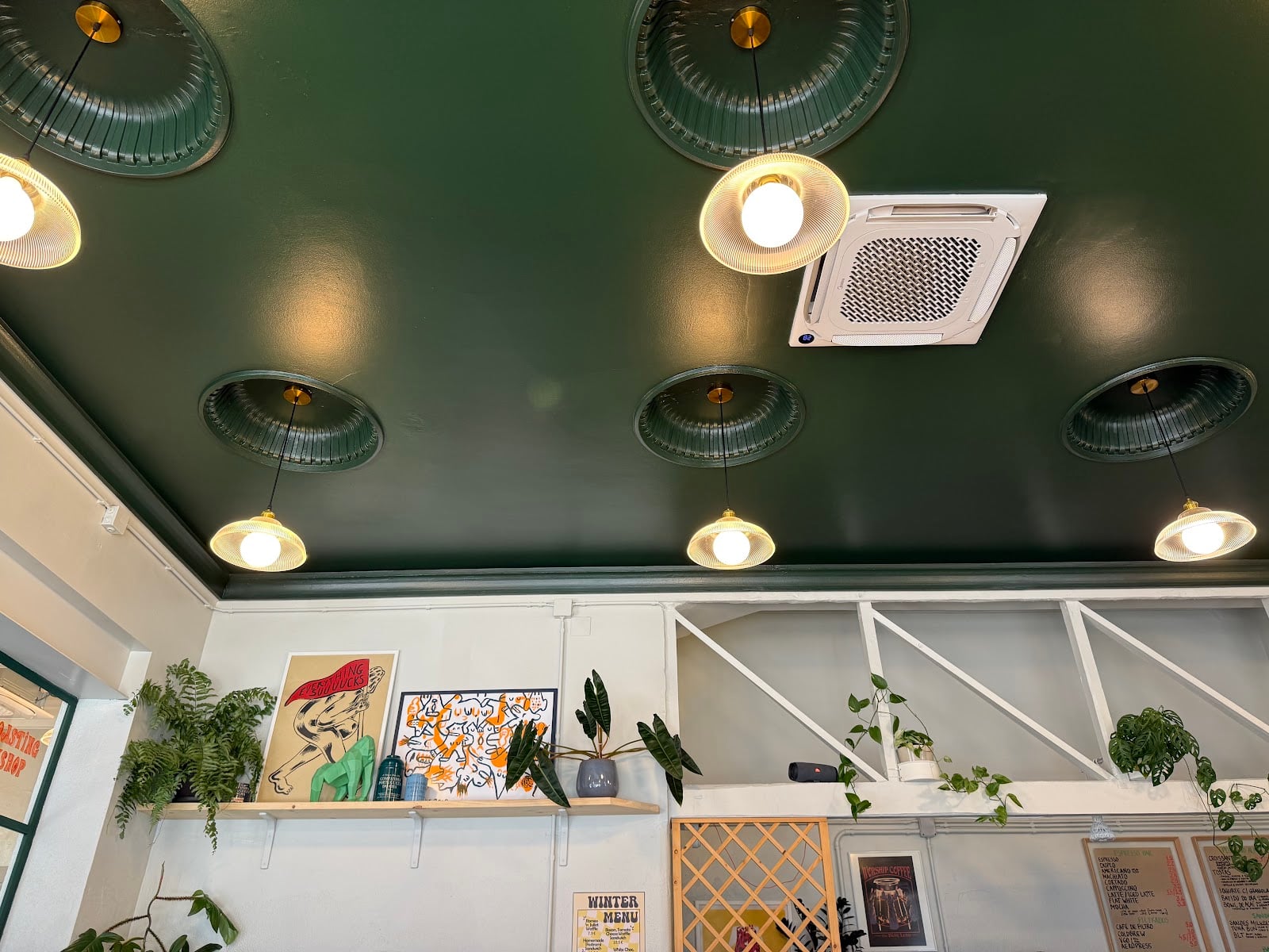 Milkees - Specialty Coffee & Cookies interior