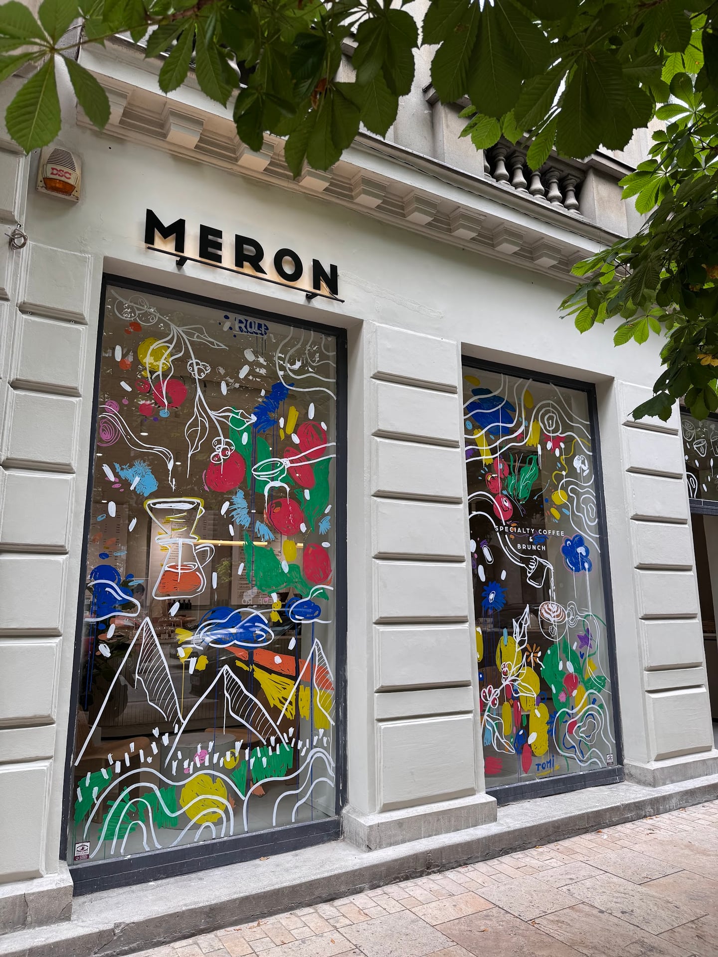 MERON - Specialty Coffee & Brunch interior