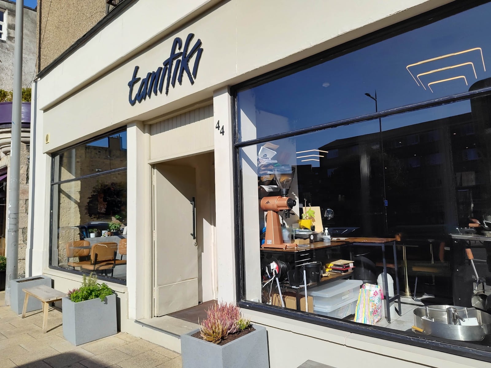 Tanifiki interior
