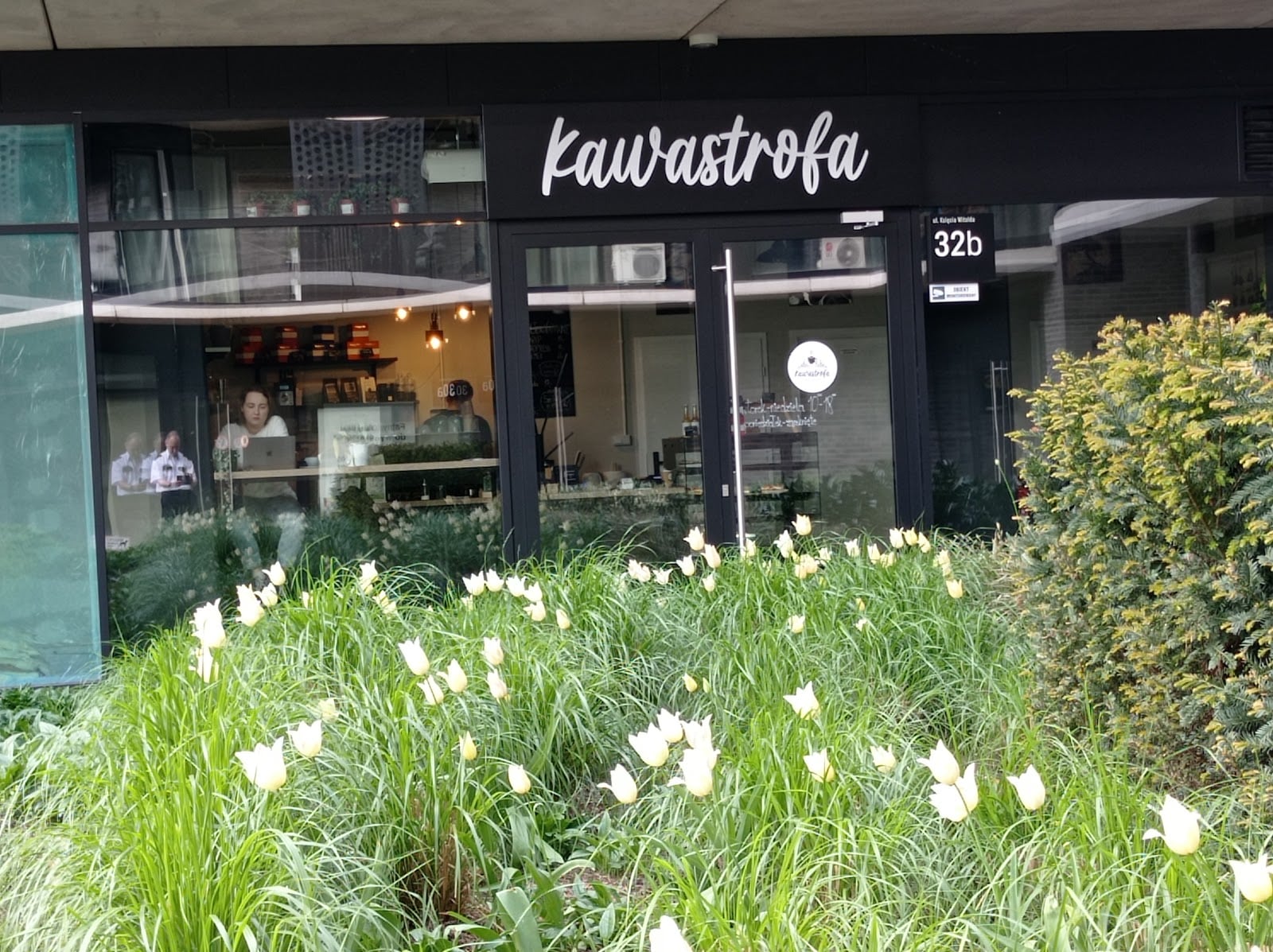 Kawastrofa - coffee & vegan cakes interior