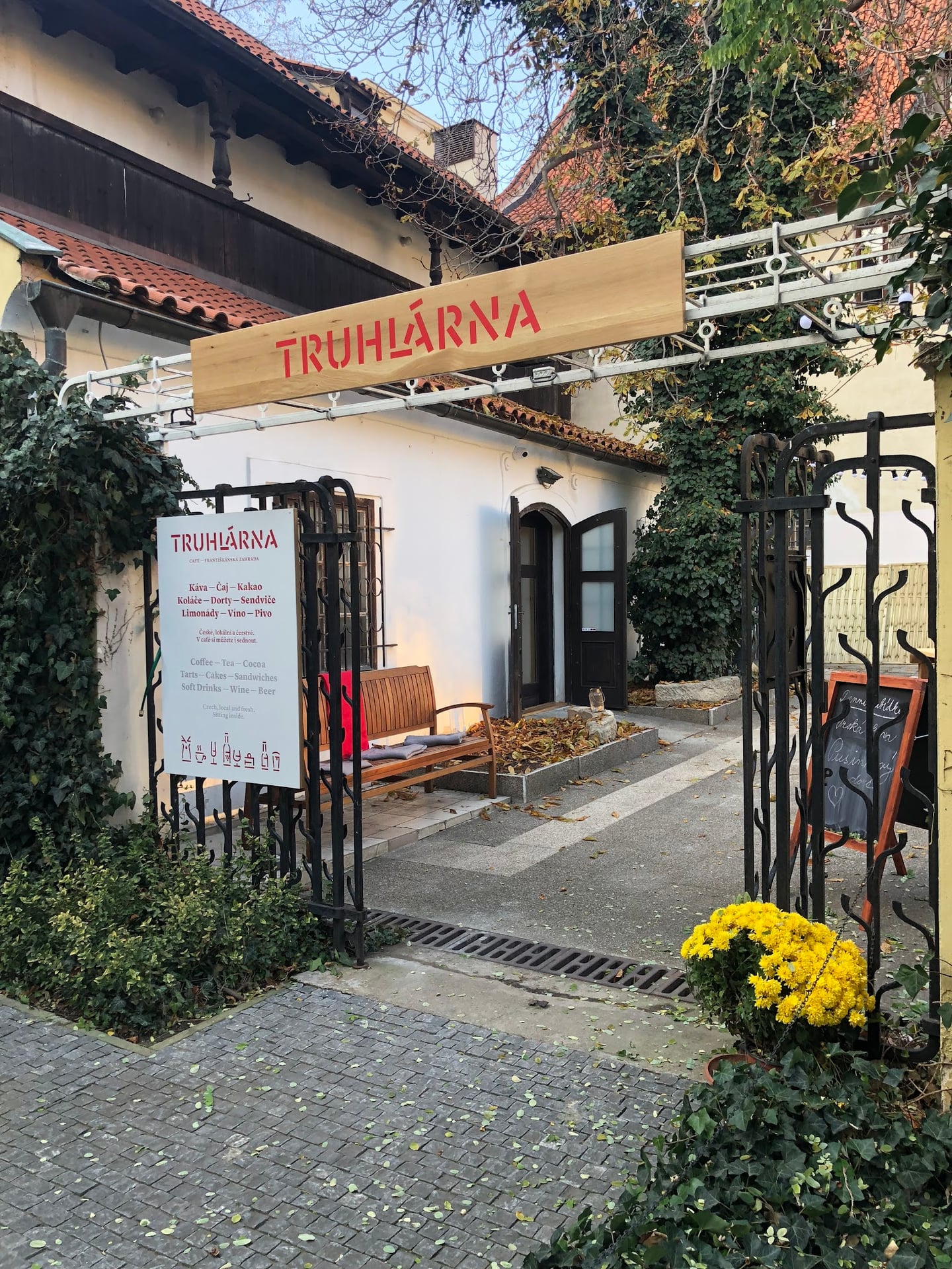 Café Truhlárna interior
