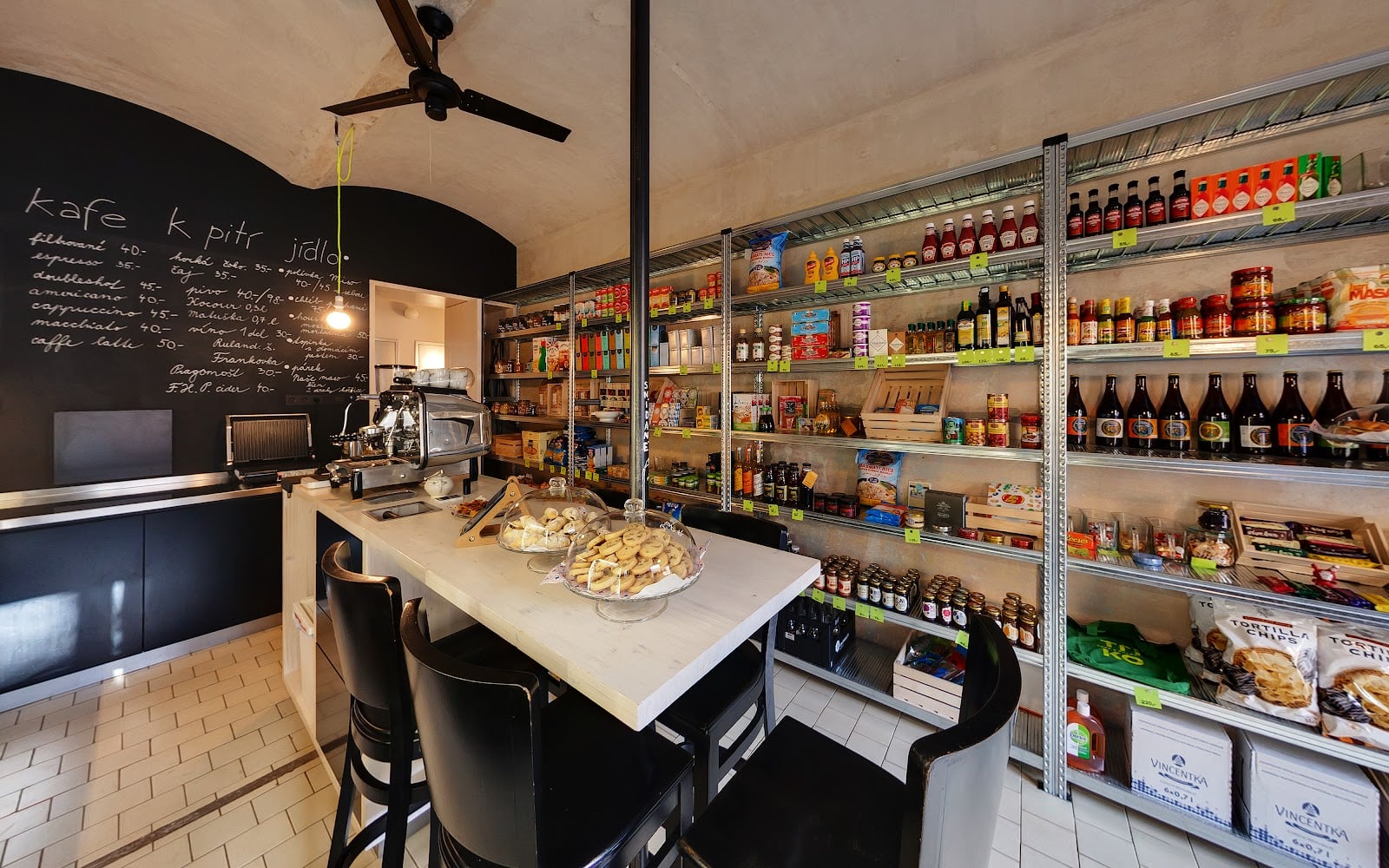 Triko kafe & koloniál interior