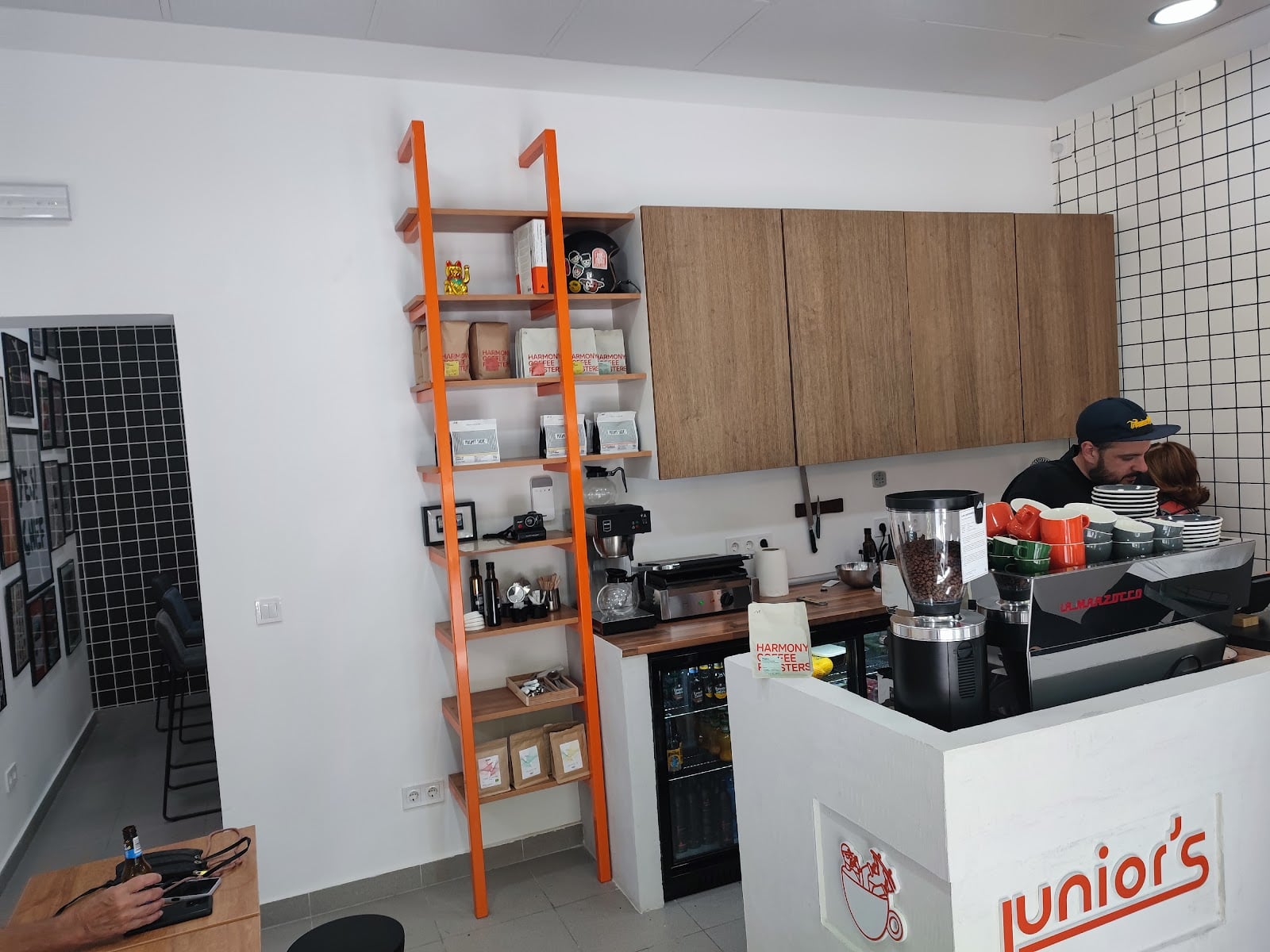 Junior's Coffee - specialty coffee interior