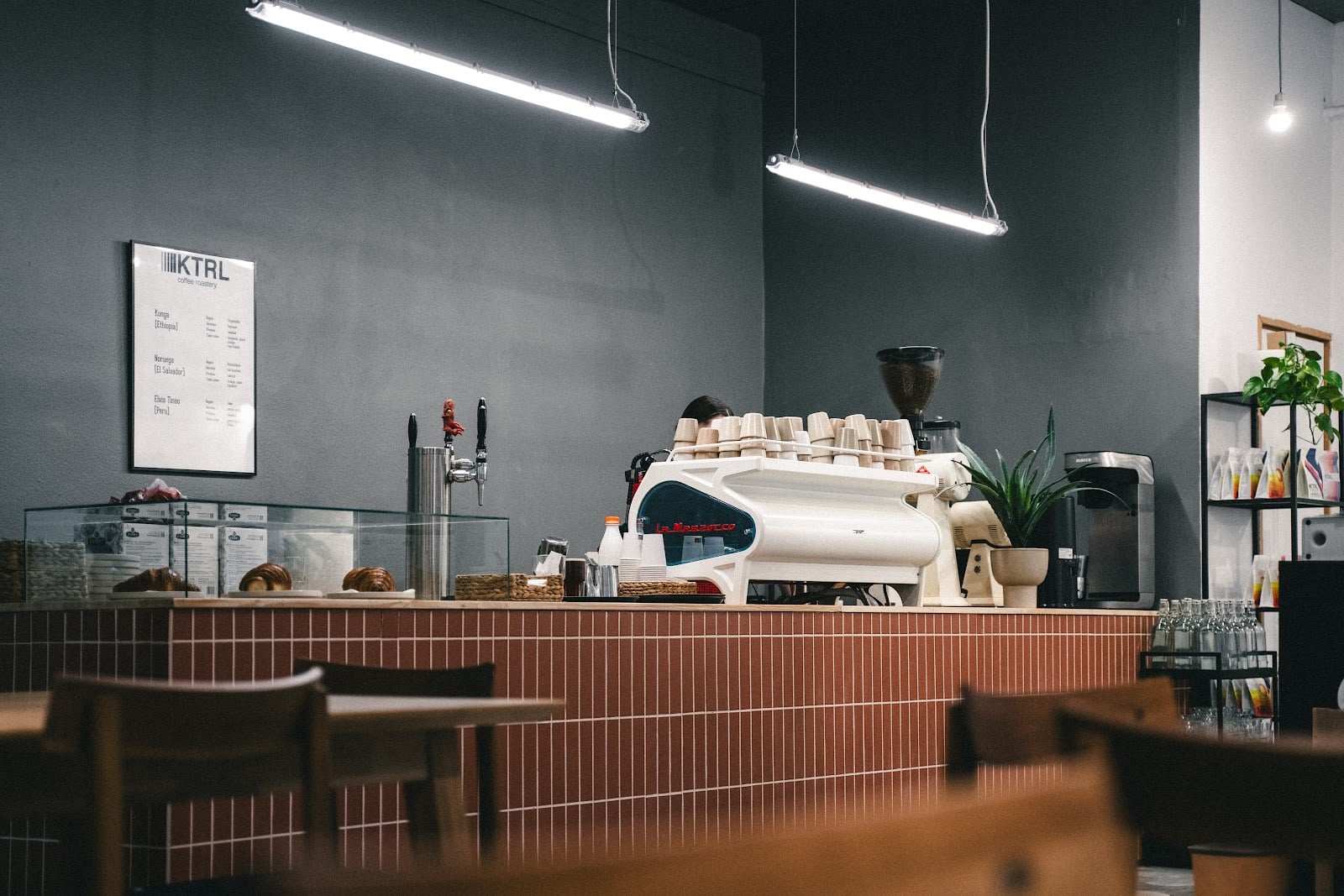Kontakt - speciality coffeeshop interior