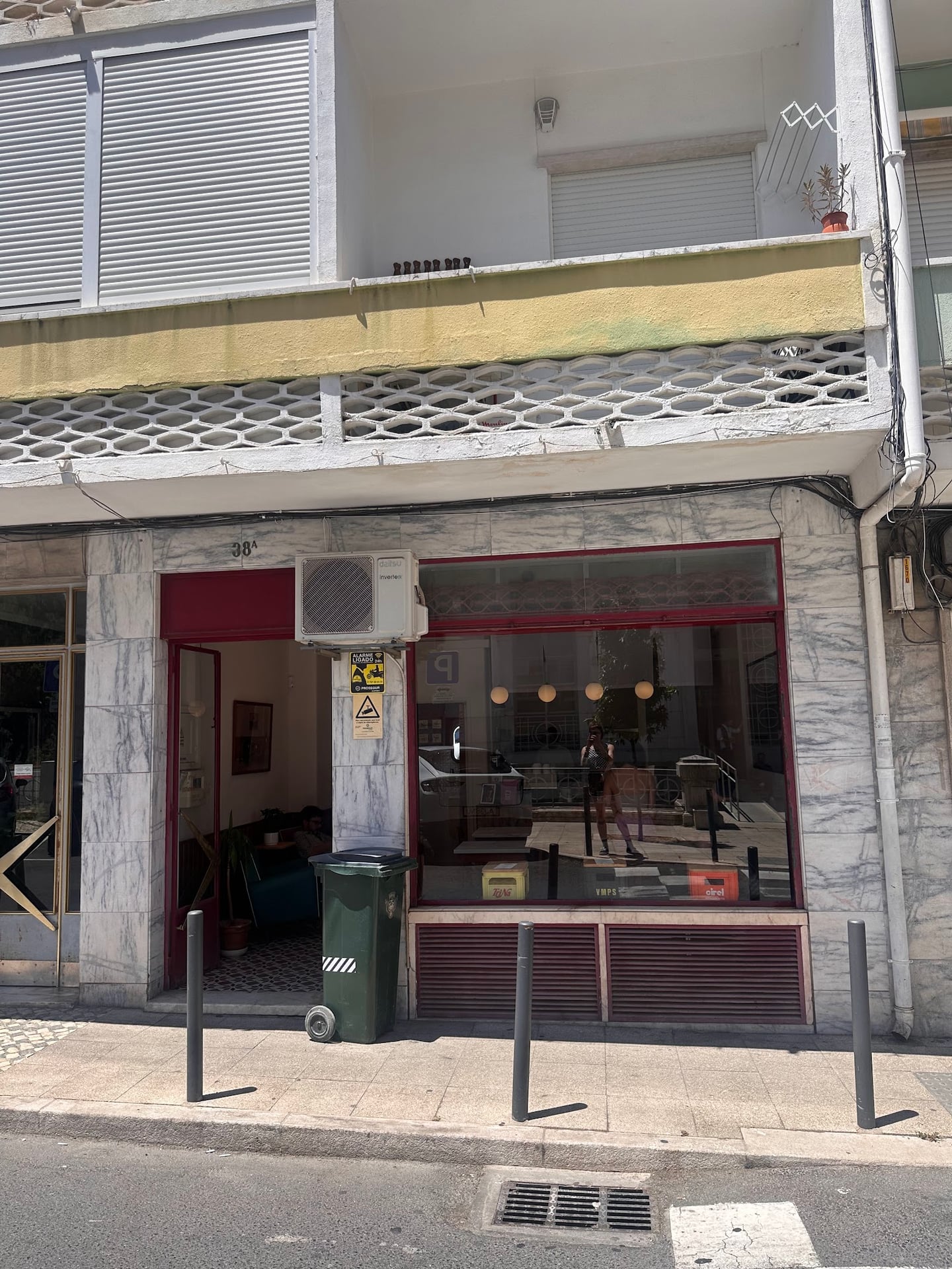 Double Trouble Specialty Coffee Campo de Ourique interior
