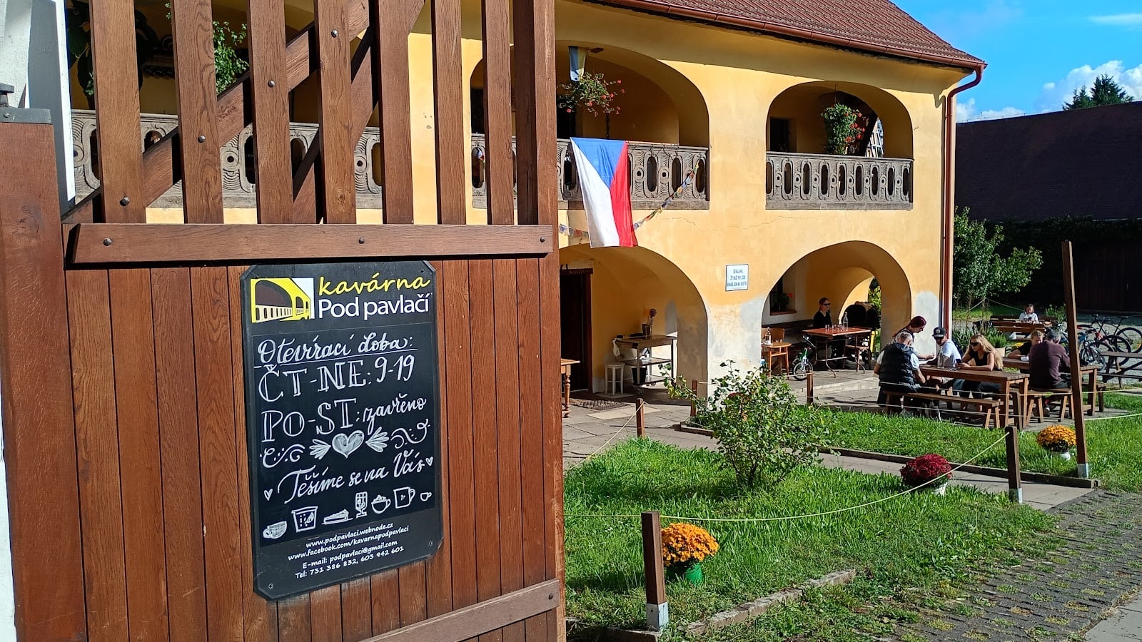 Kavárna Pod pavlačí interior
