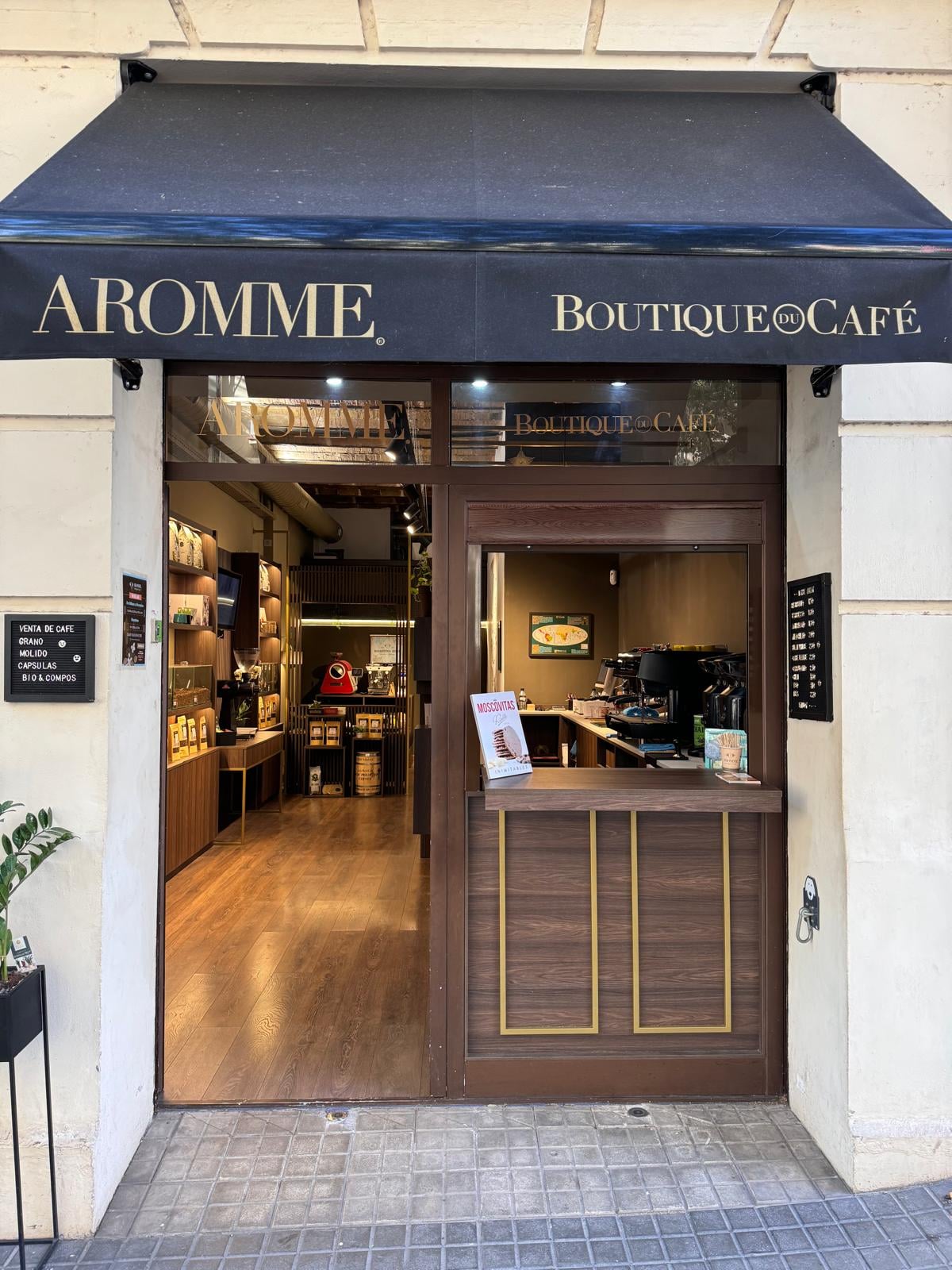 Aromme Boutique Café interior
