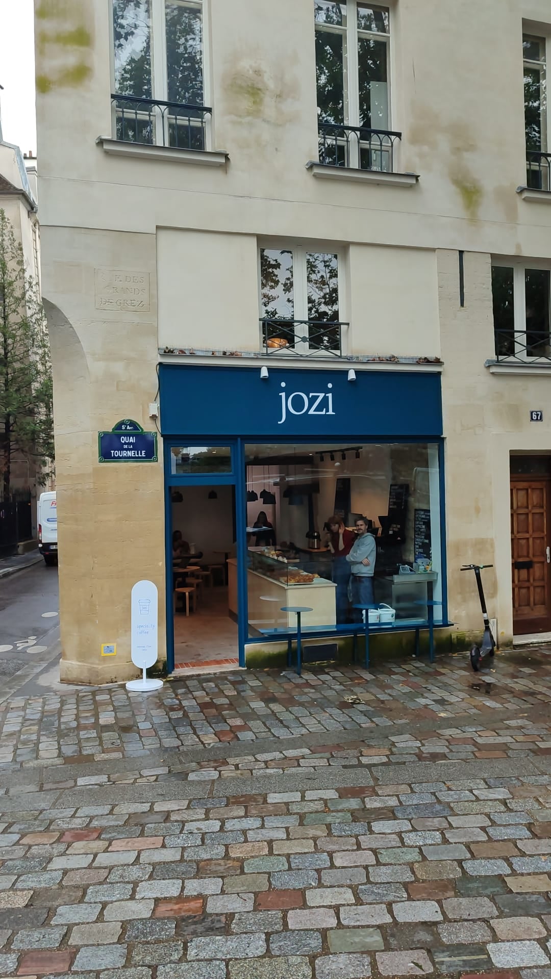JOZI CAFE Notre Dame interior