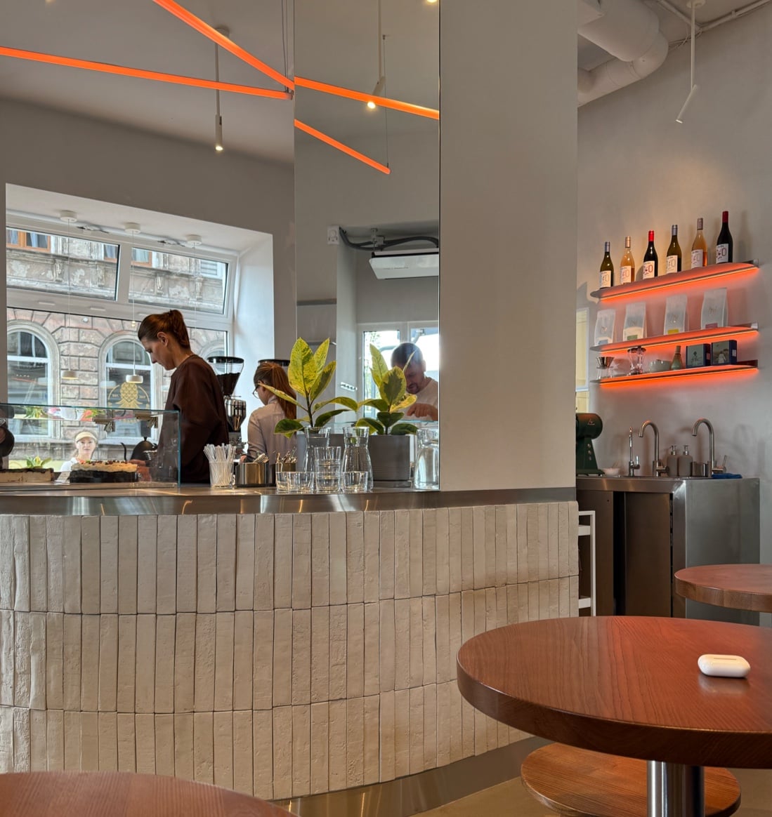 BRÚ | speciality coffee & vegan bakehouse interior