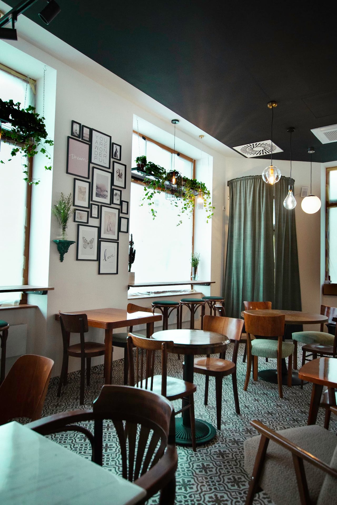 Bokofka Dinos Bistro & Café