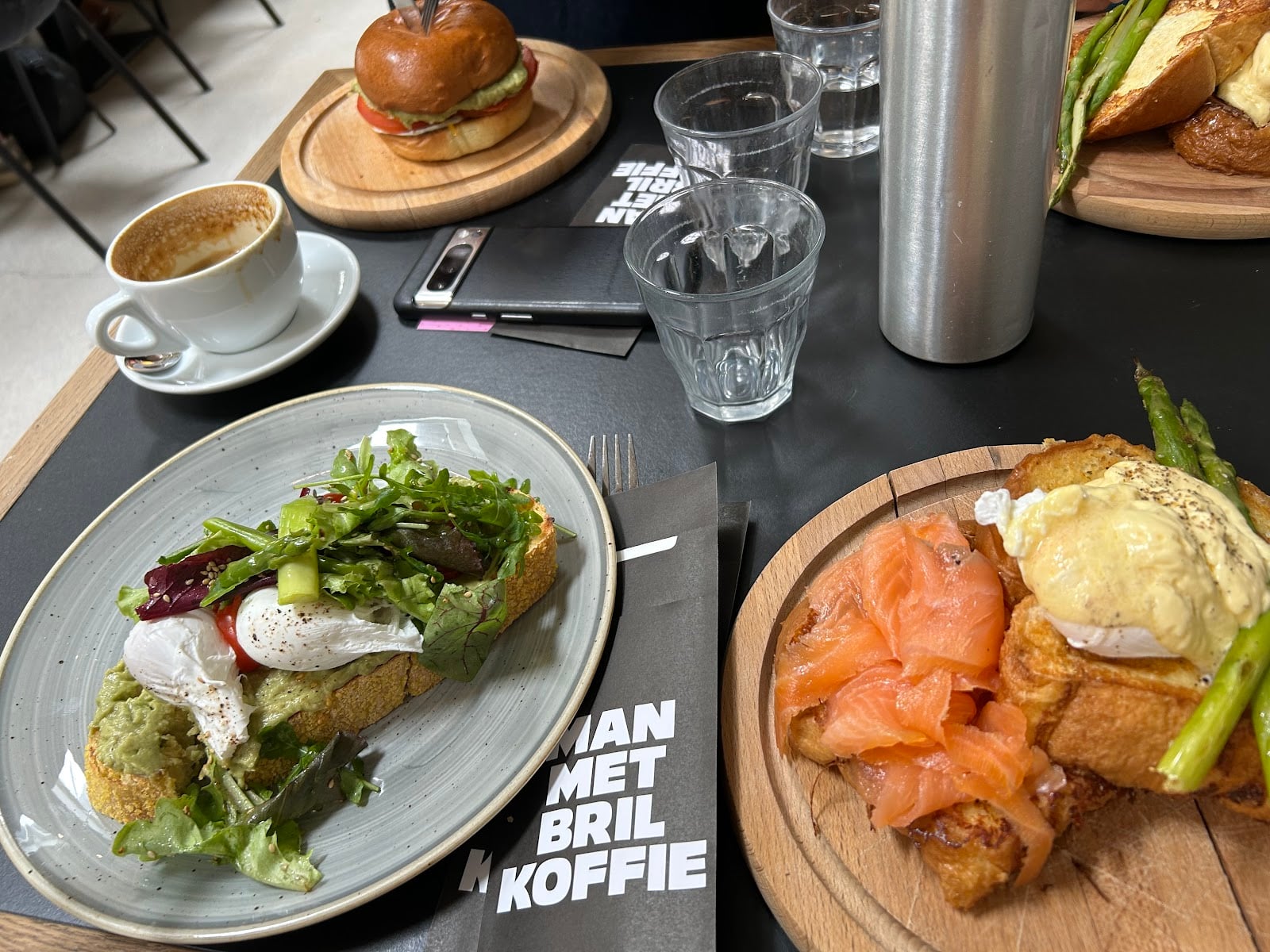 Photo of Man met bril koffie