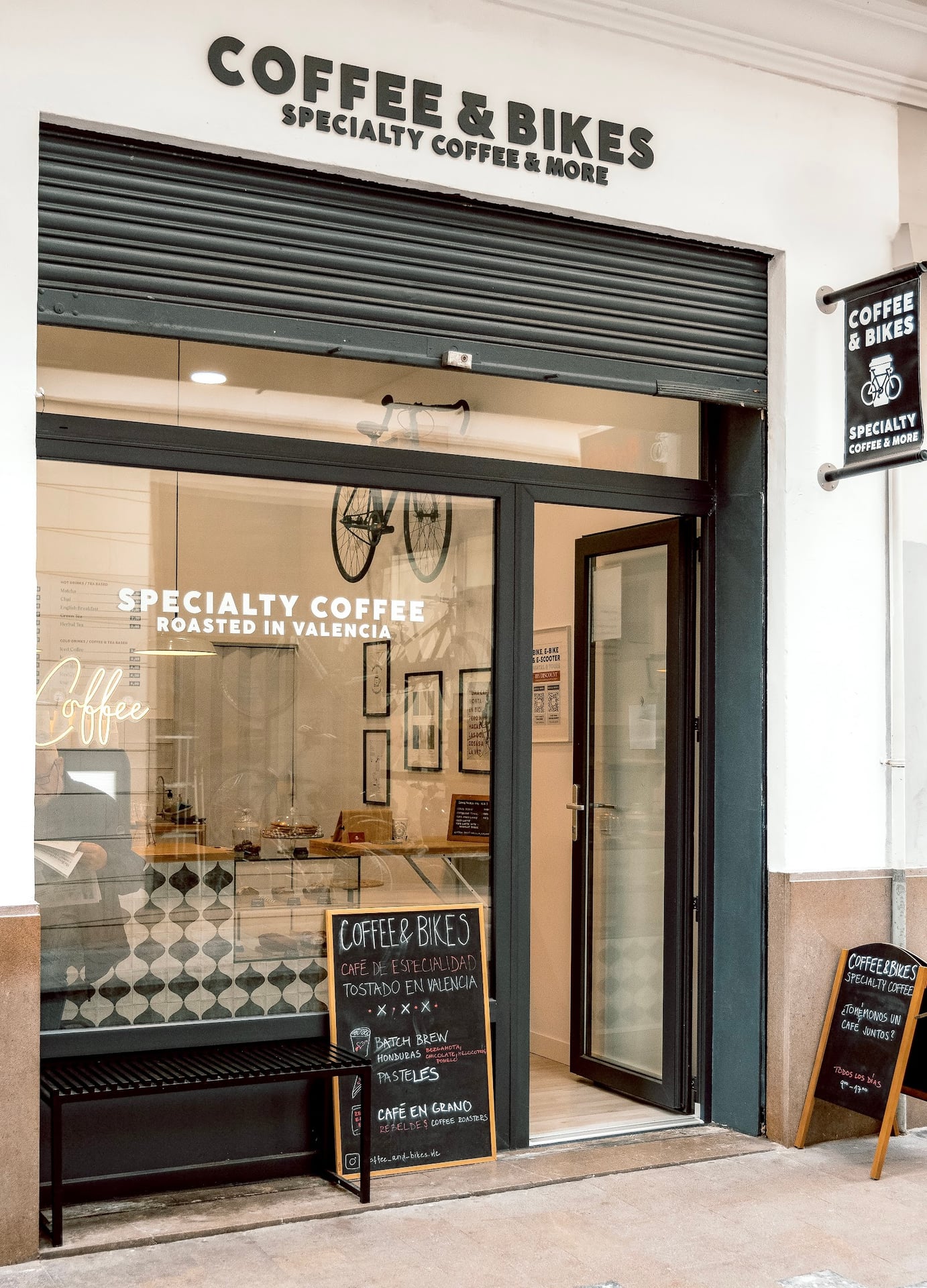 COFFEE and BIKES | Café de especialidad Valencia interior
