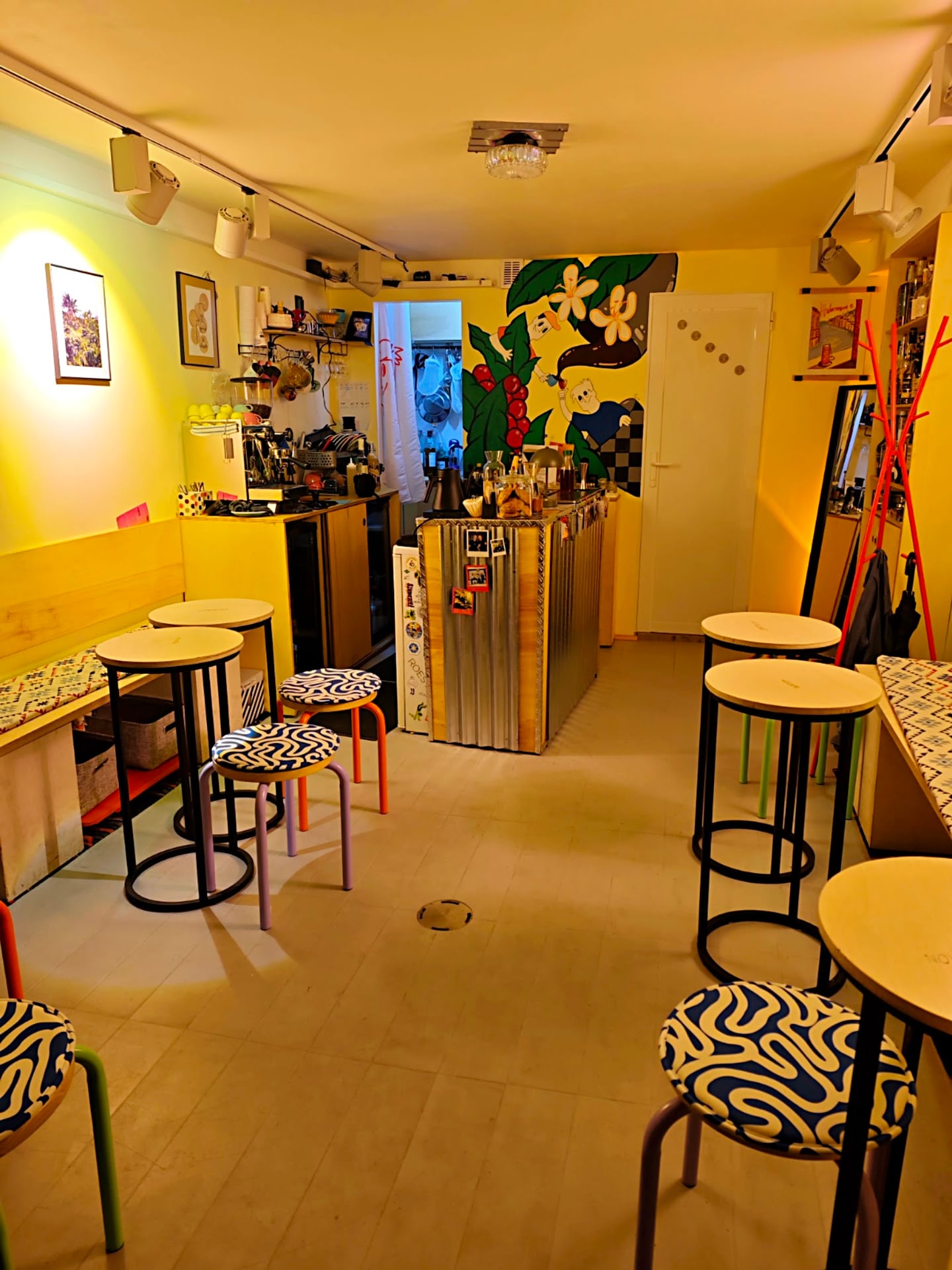 FlavouRITs Specialty Coffee and Cocktails interior