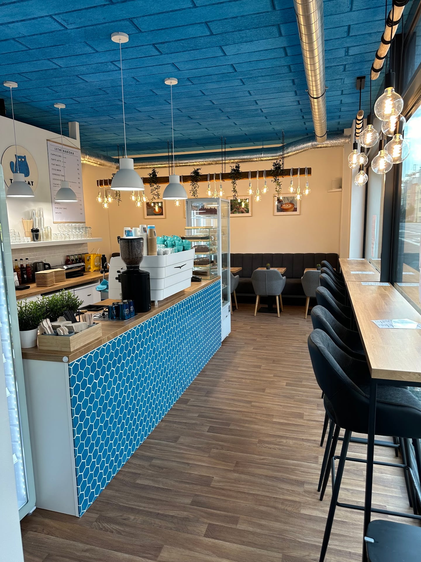Tomcat coffee Košíře interior