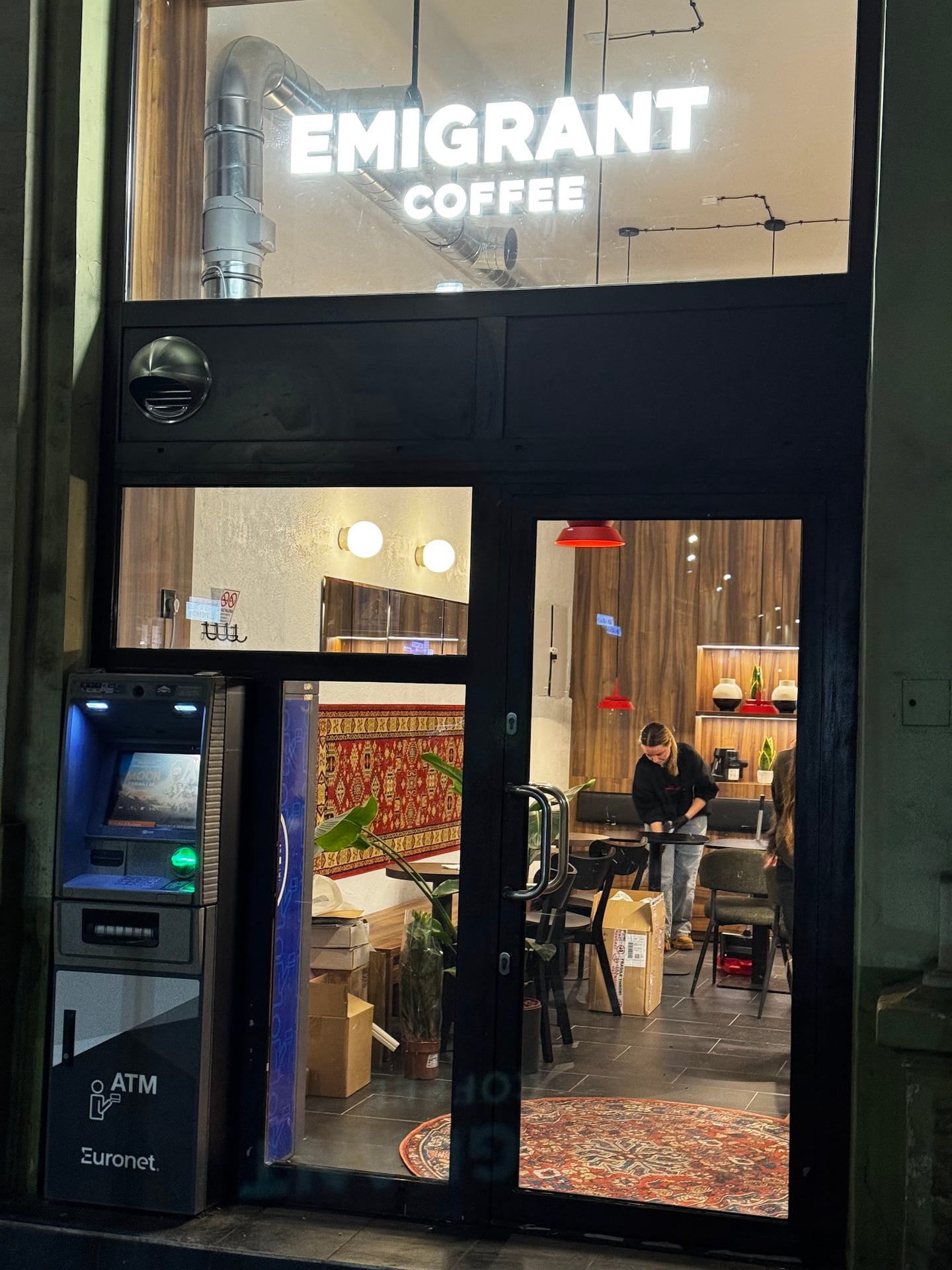 EMIGRANT Specialty Coffee – Karmelicka interior