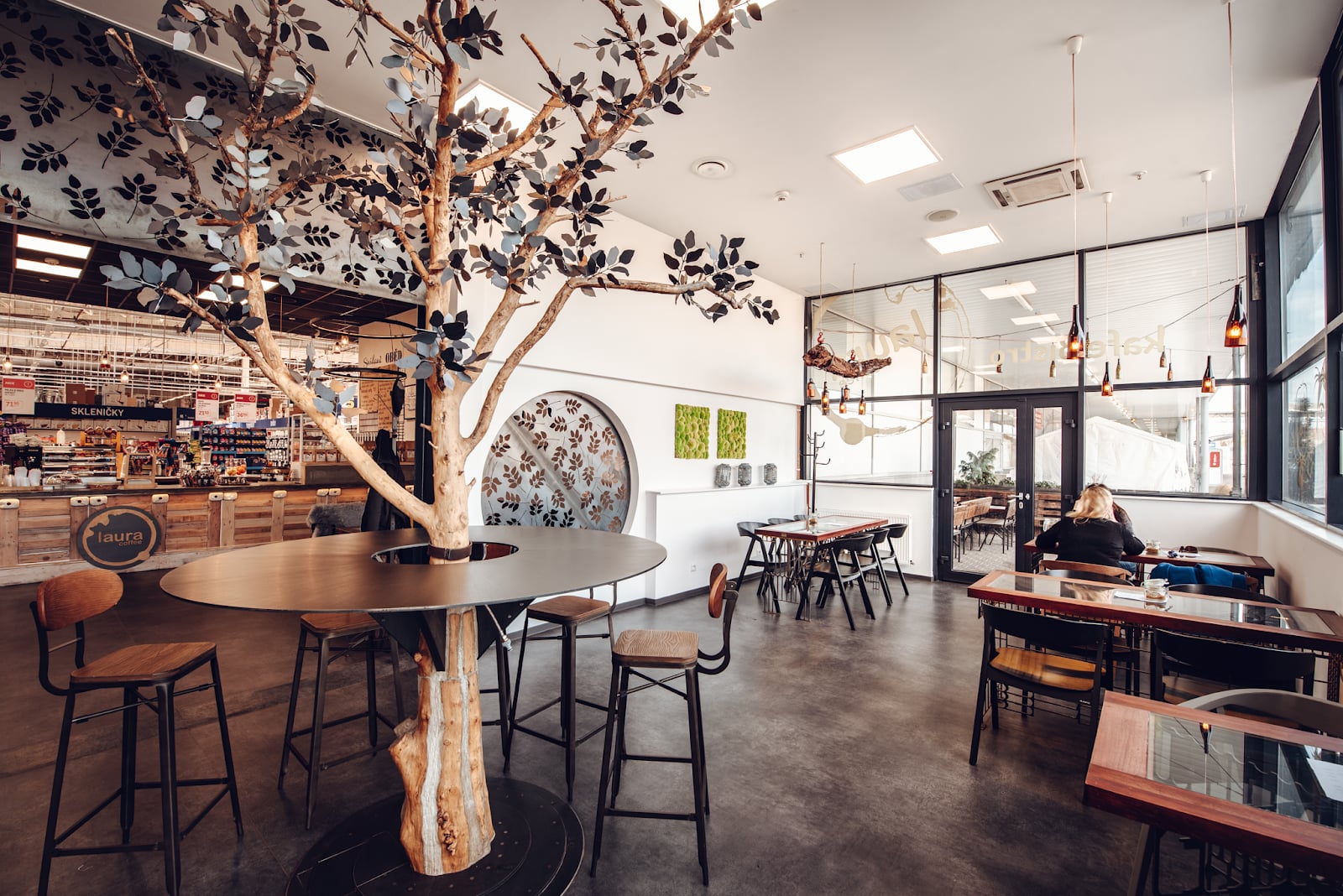 Laura Coffee - kafeBistro interior