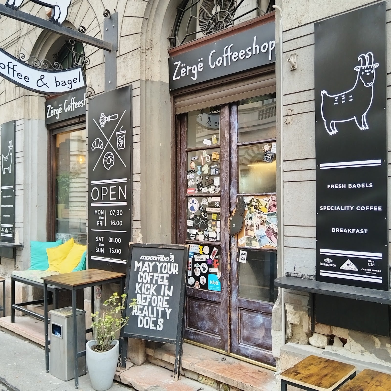 Zërgë Coffeeshop interior