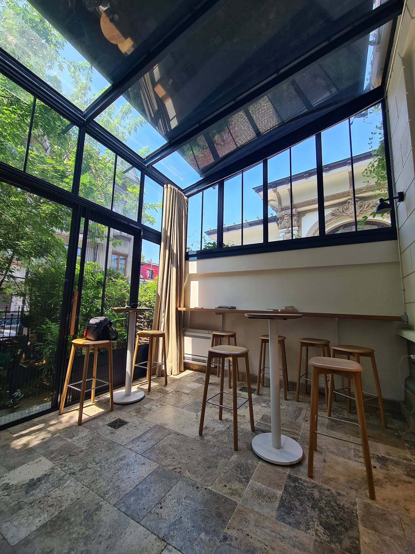 Room4 Coffee Yard interior