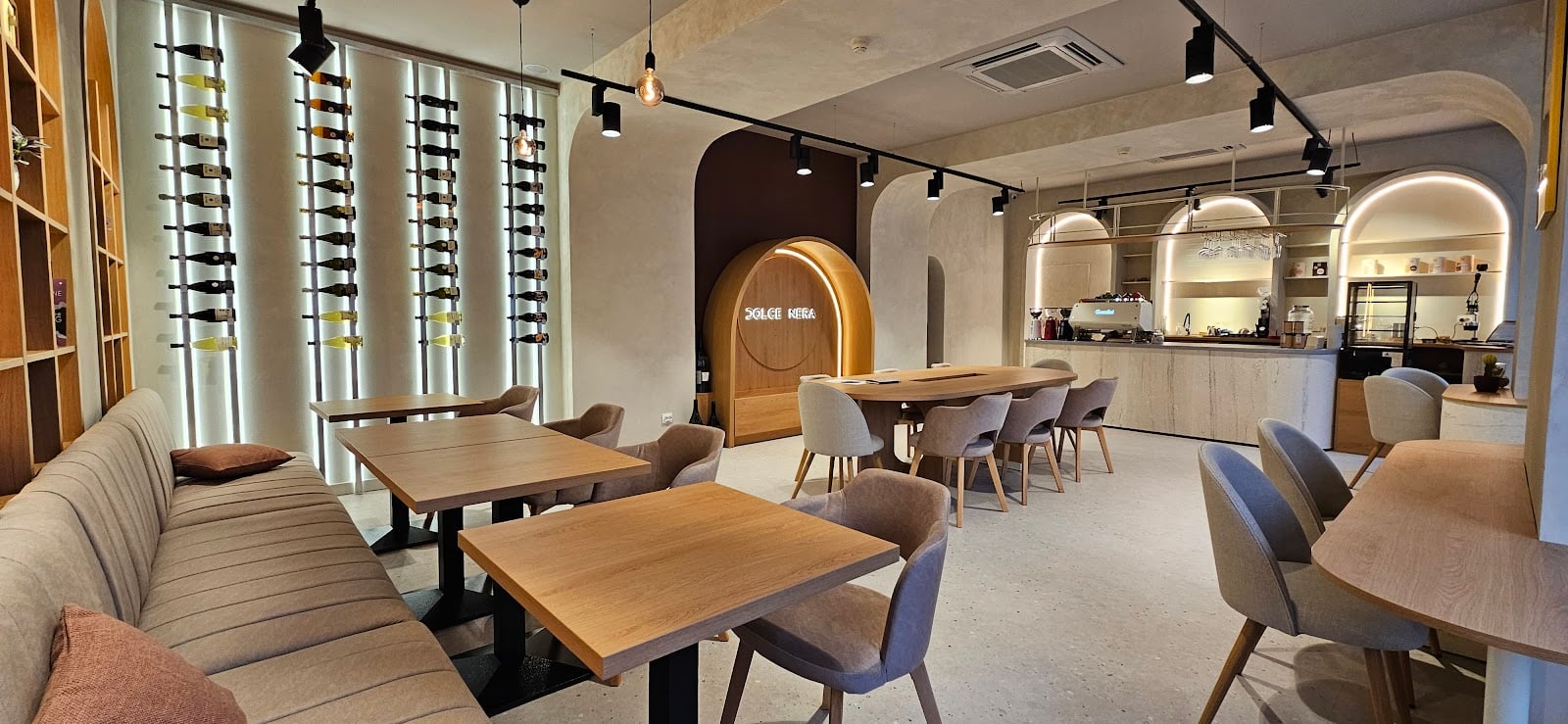 Dolce Nera Coffee & More interior