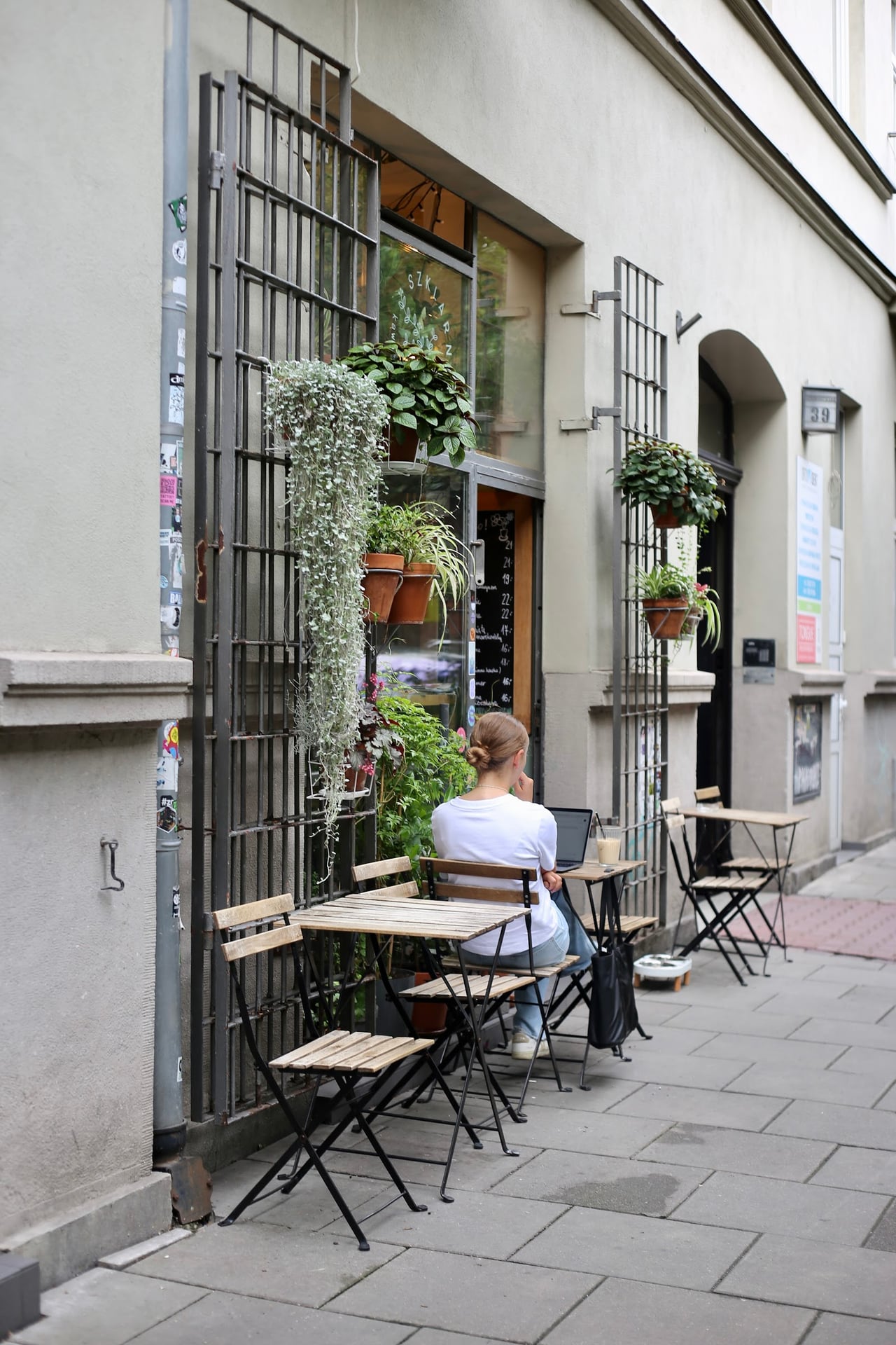 Szklarnia | kawa książki kwiaty interior