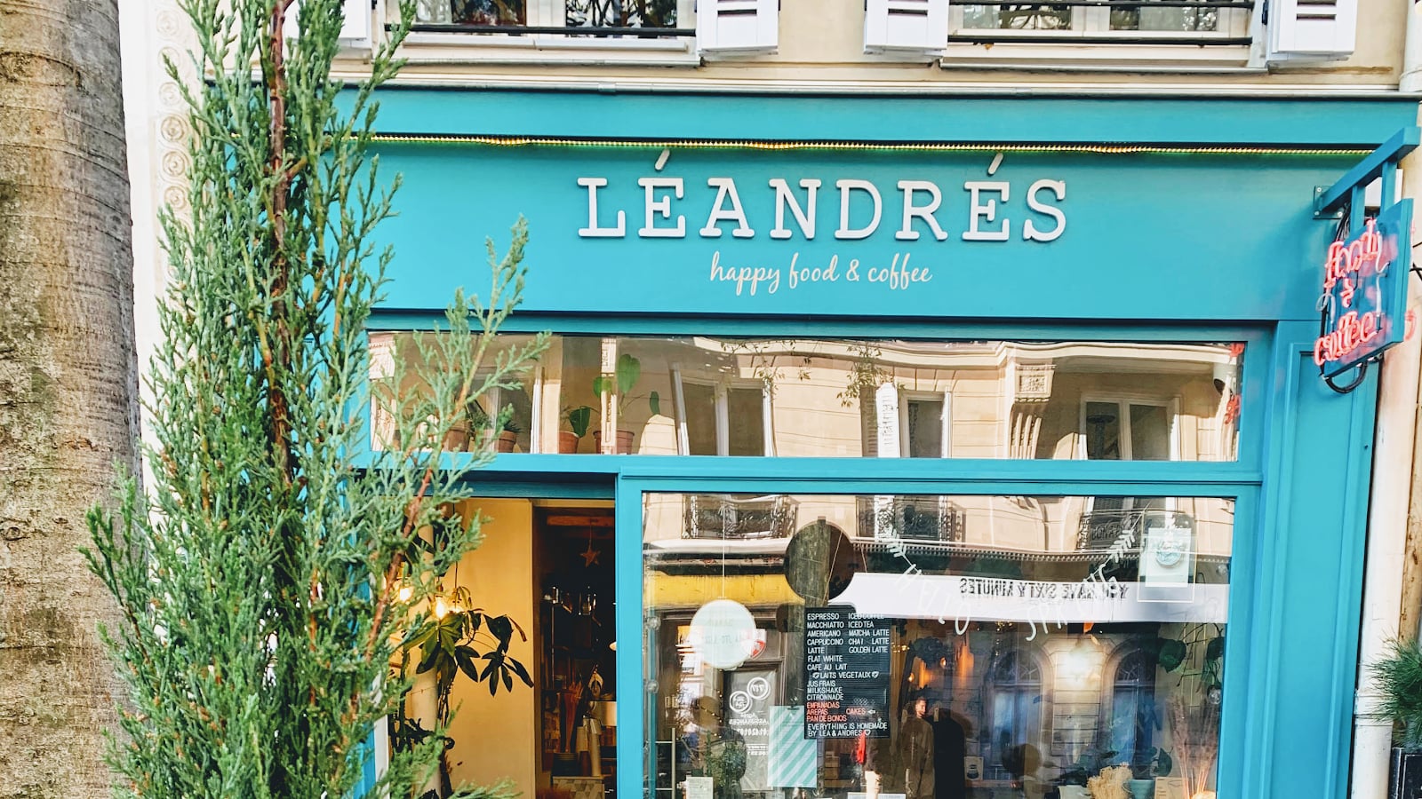 Léandrés happy food & coffee roaster interior