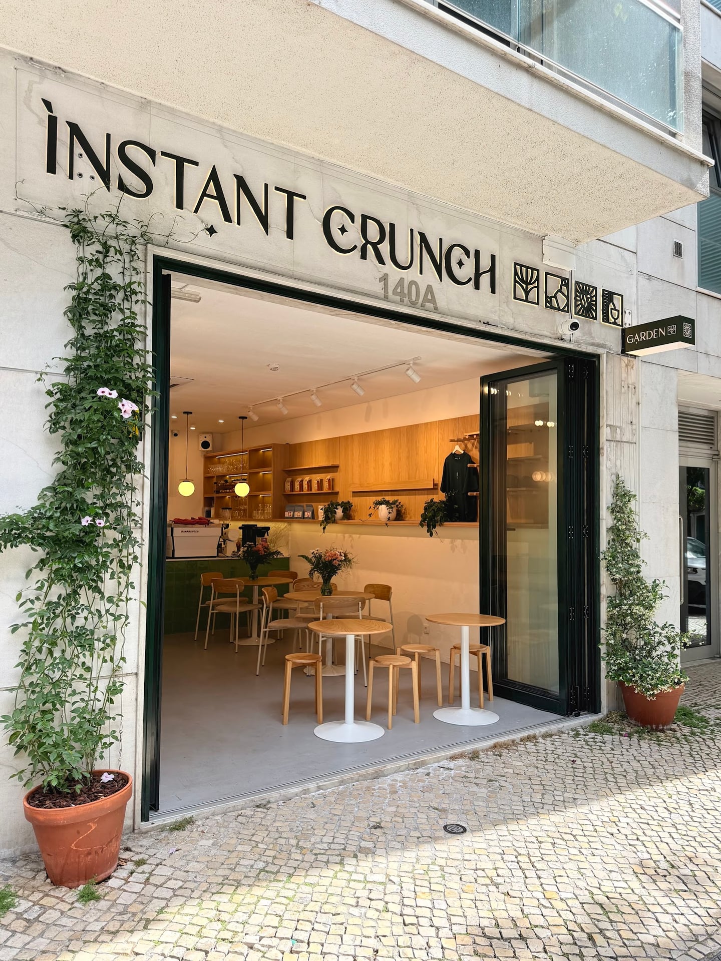 Instant Crunch Saldanha interior