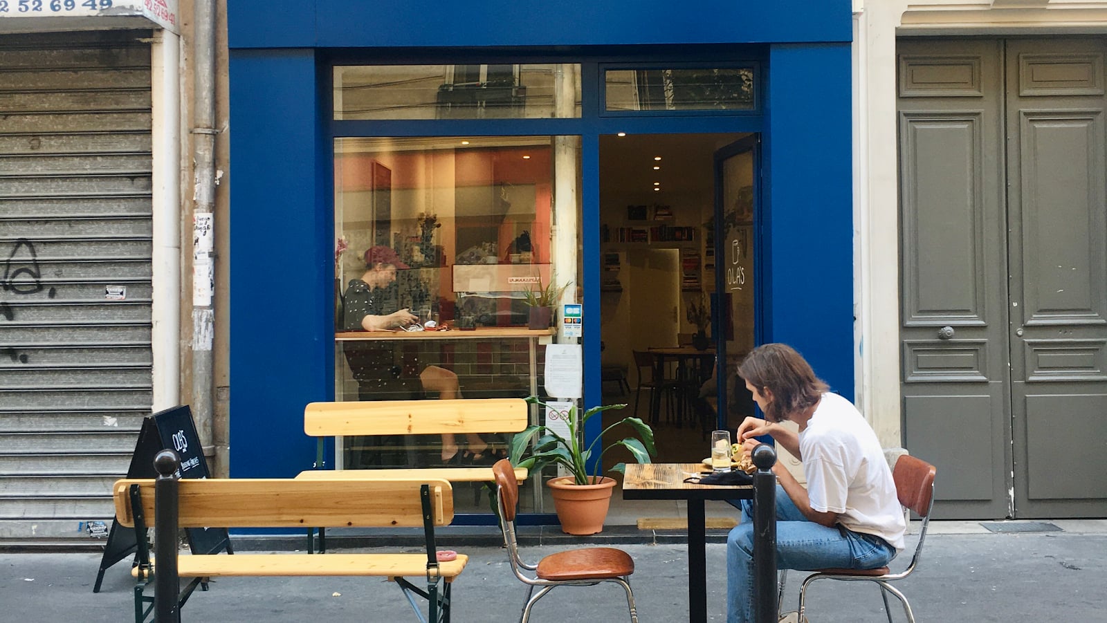 Ola’s Café interior