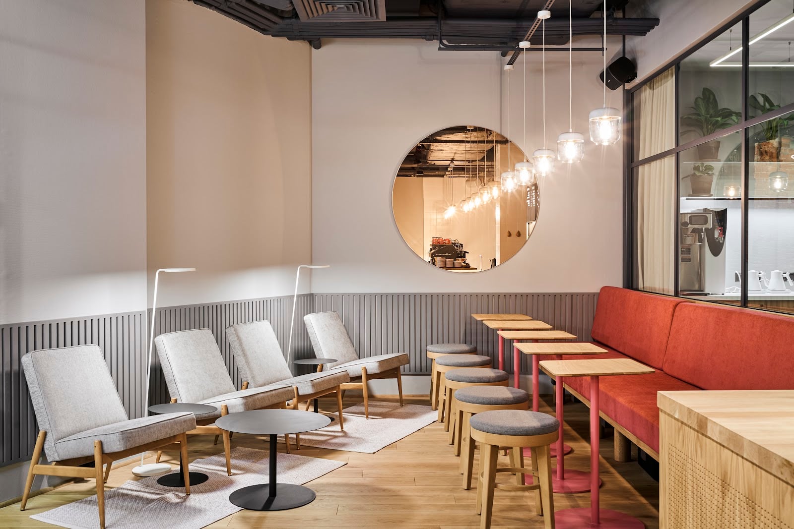Coffeedesk Kawiarnia - Próżna interior