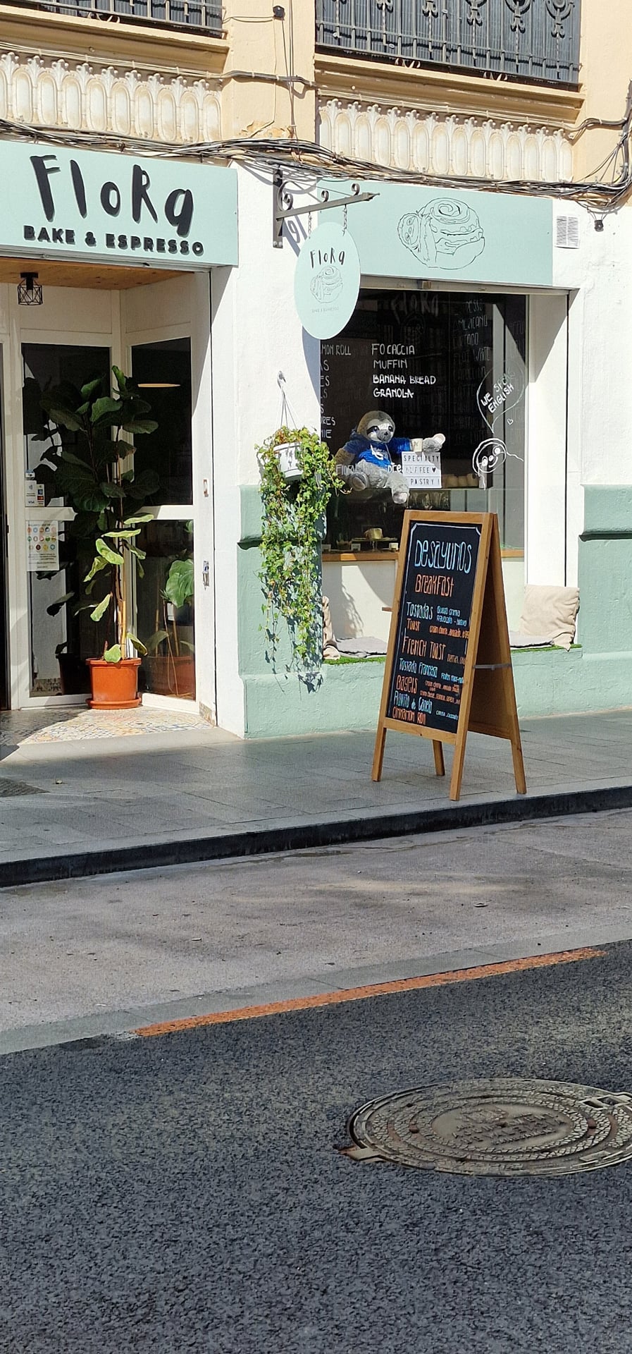 FloRa bake & Espresso - Specialty coffee and pastry interior