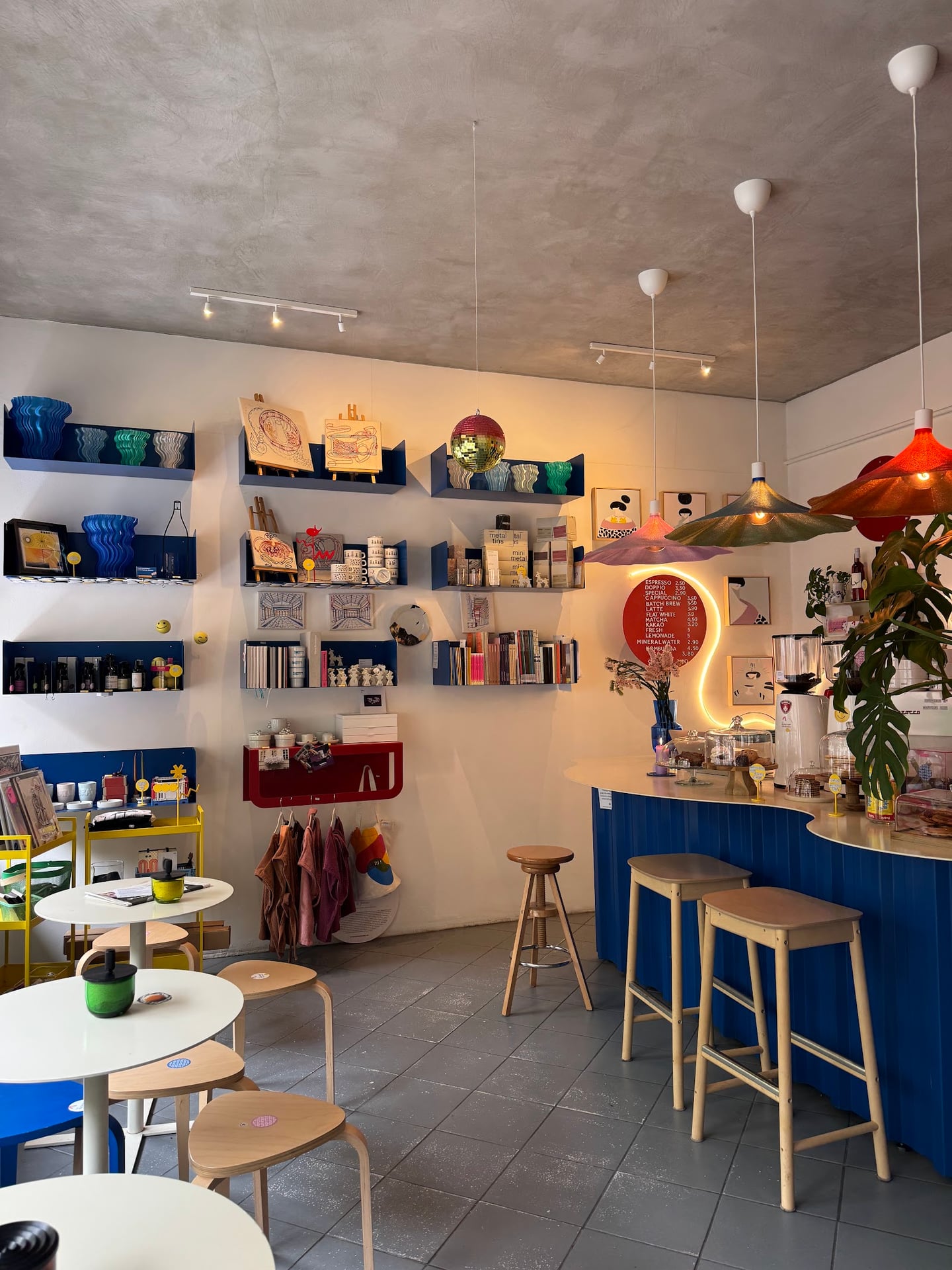 suvenir gallery & cafe interior